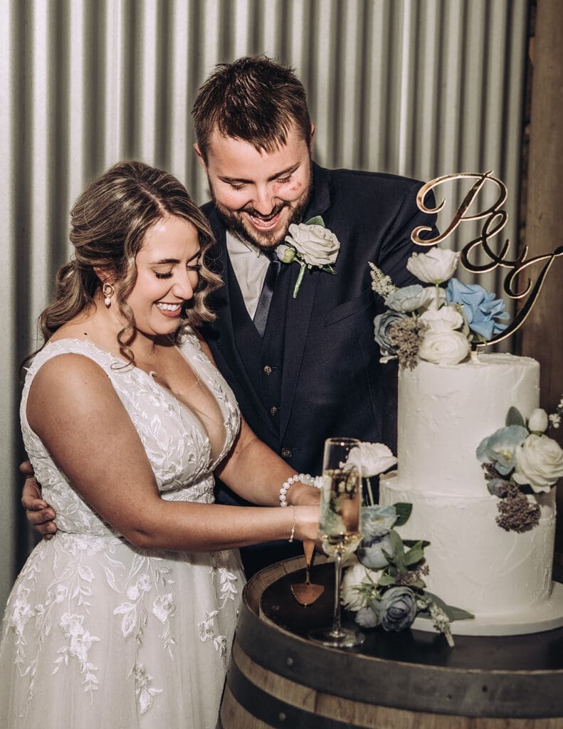 Bride and groom cutting their wedding cake at Vanden Estate Mildura, photographed by Miss Moody Photography