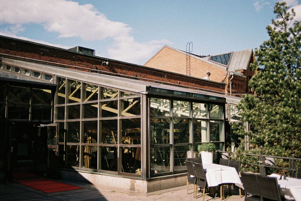 Venue exterior — top left: "Ravintola Sipuli wedding reception venue exterior Helsinki waterfront, film photography, Miss Moody Photography — Ravintola Sipulin häävastaanoton ulkopuoli Helsingin vesistöllä, filmivalokuvaus, Miss Moody Photography