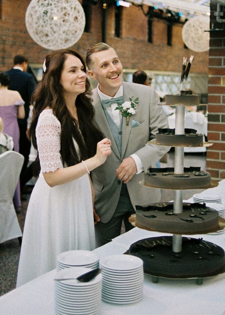 Bride and groom laughing together at wedding reception Ravintola Sipuli Helsinki, candid wedding moment on film, Miss Moody Photography — Morsian ja sulhanen nauravat yhdessä häävastaanottolla Ravintola Sipulissa Helsingissä, aito häähetki filmillä, Miss Moody Photography