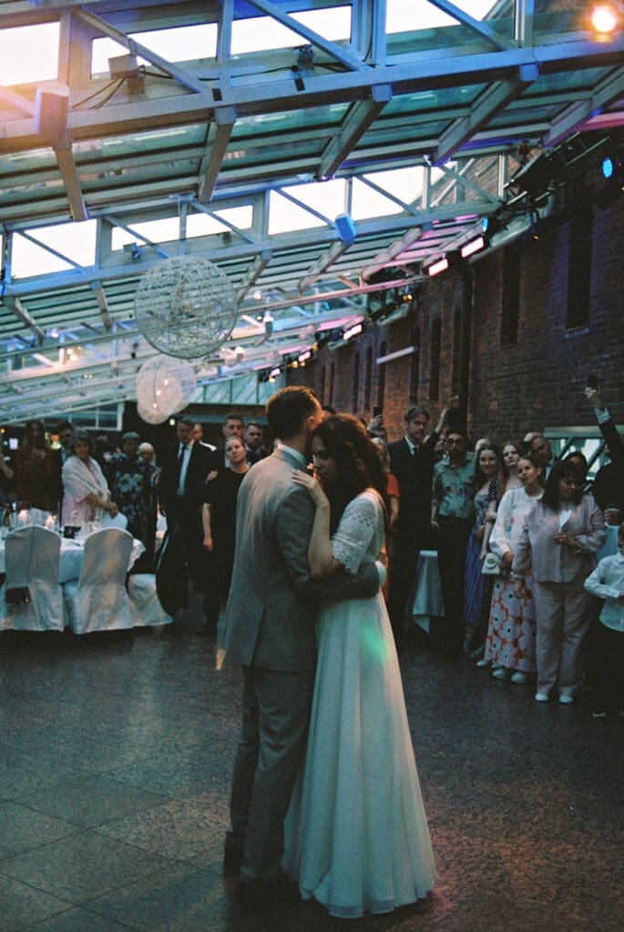 Wedding reception dancing at Ravintola Sipuli Helsinki, guests celebrating on dance floor, film photography, Miss Moody Photography — Häävastaanoton tanssi Ravintola Sipulissa Helsingissä, vieraat juhlivat tanssilattialla, filmivalokuvaus, Miss Moody Photography