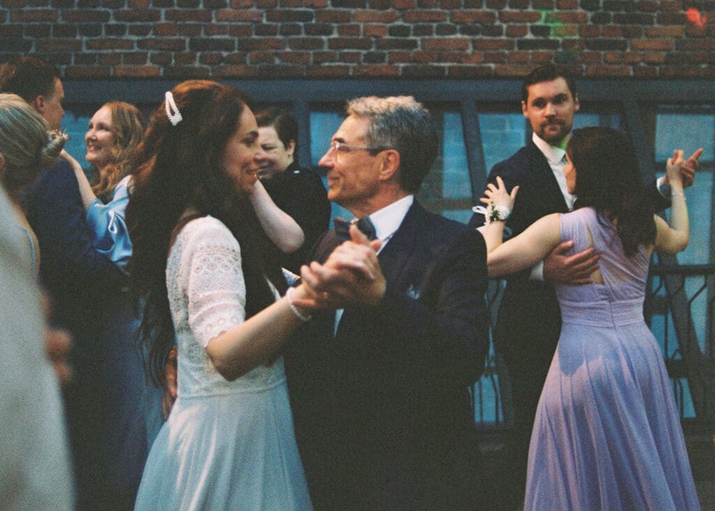 Father and bride dancing together at Helsinki wedding reception Ravintola Sipuli, emotional wedding moment on film, Miss Moody Photography — Isä ja morsian tanssivat yhdessä helsinkiläisellä häävastaanottolla Ravintola Sipulissa, tunteellinen häähetki filmillä, Miss Moody Photography