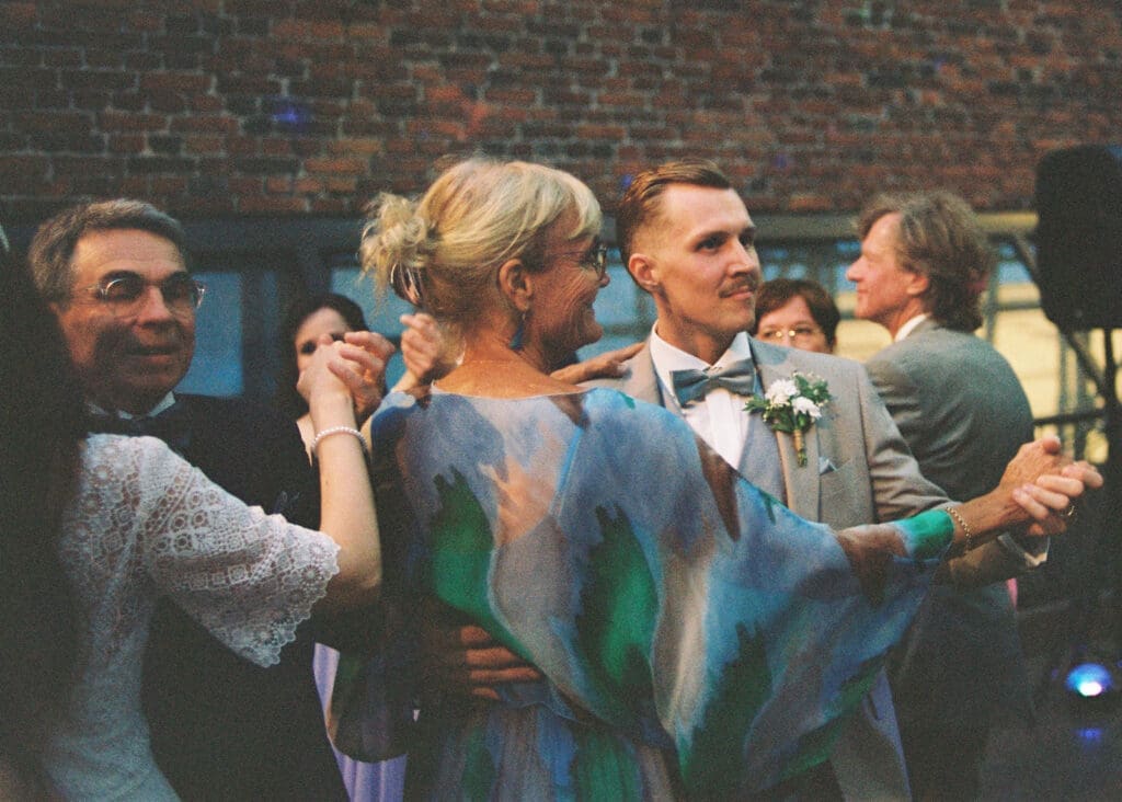 Groom dancing with mother at Helsinki wedding reception Ravintola Sipuli, emotional family moment, Miss Moody Photography — Sulhanen tanssii äitinsä kanssa Helsingin häävastaanottolla Ravintola Sipulissa, tunteellinen perhehetki, Miss Moody Photography