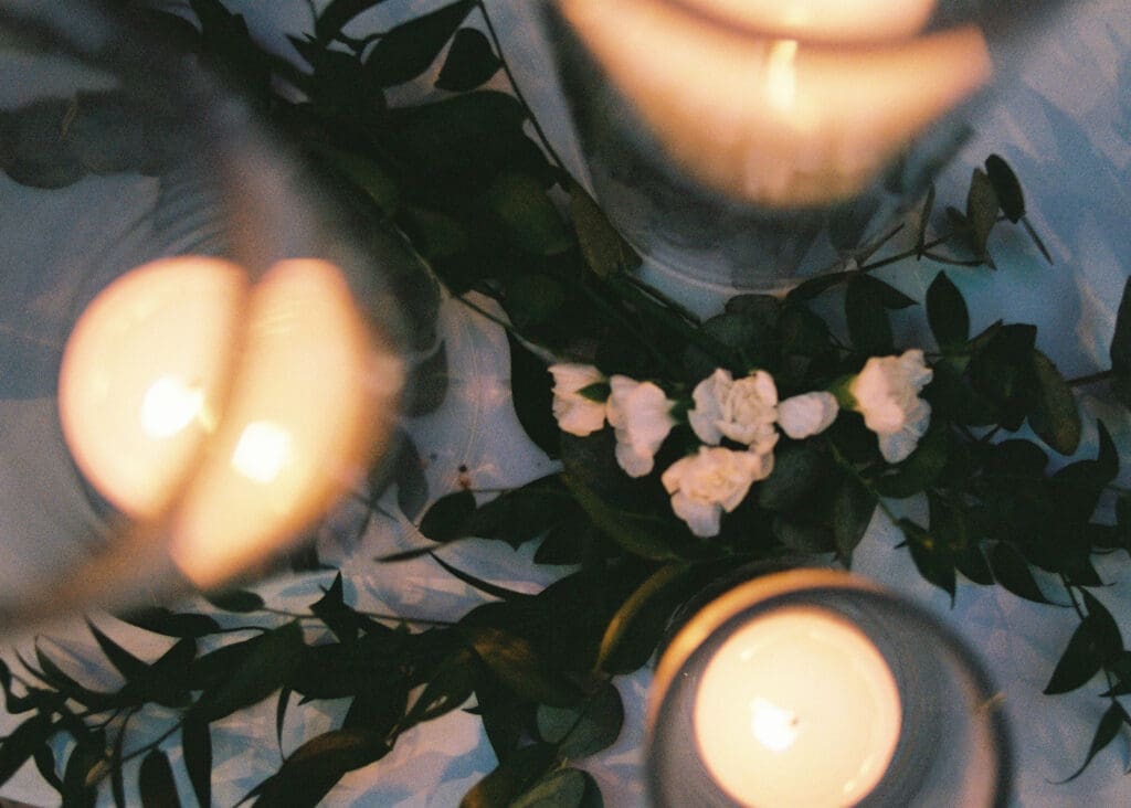 Wedding floral and candle detail shot on film Ravintola Sipuli Helsinki reception, moody atmosphere, Miss Moody Photography — Häiden kukka- ja kynttiläyksityiskohta filmillä Ravintola Sipulissa Helsingin vastaanotolla, tunnelmallinen ilmapiiri, Miss Moody Photography