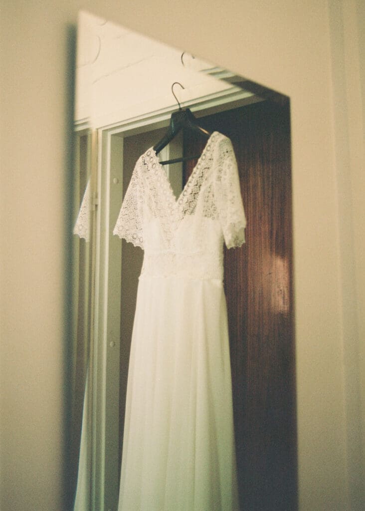 Wedding dress hanging in Töölö Helsinki bridal preparation, film photography, Miss Moody Photography — Hääpuku ripustettuna Töölössä Helsingissä häävalmisteluissa, filmivalokuvaus, Miss Moody Photography