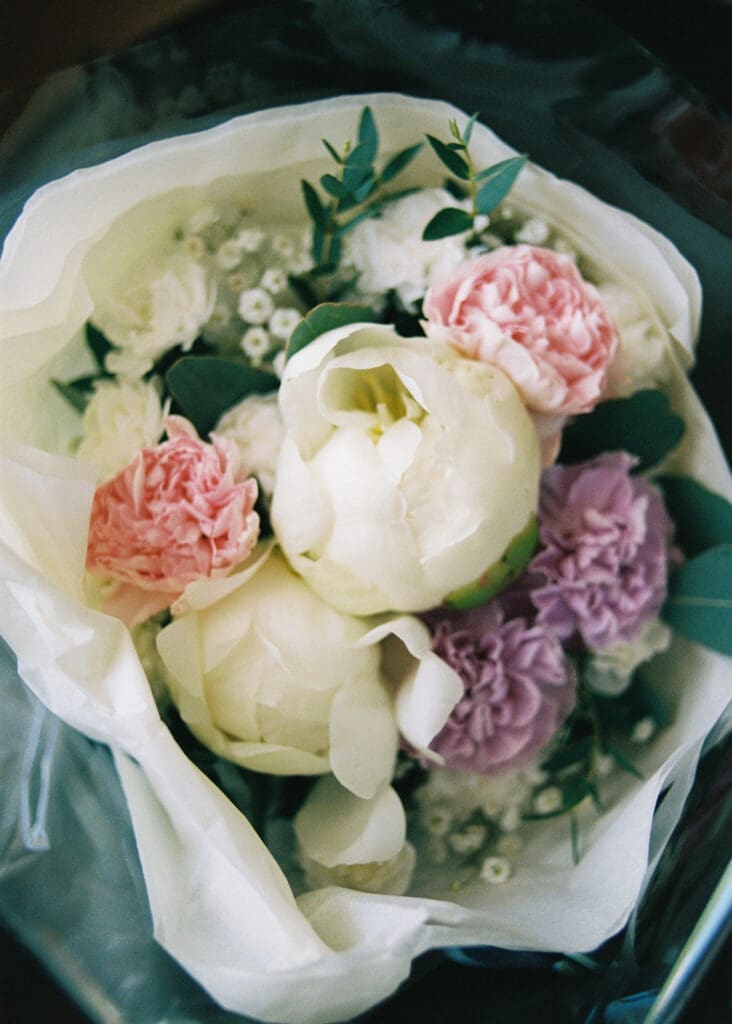 Wedding bouquet detail shot on film photography Helsinki wedding, peonies, Miss Moody Photography — Hääkimpun yksityiskohta filmivalokuvana helsinkiläisistä häistä, pionit, Miss Moody Photography