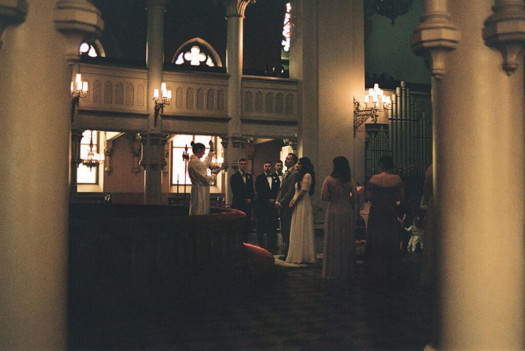Bride and groom exchanging vows at Johanneksenkirkko Helsinki, candlelit church wedding ceremony, Miss Moody Photography — Morsian ja sulhanen vaihtavat lupauksia Johanneksenkirkossa Helsingissä, kynttilänvalossa kirkkovihkiminen, Miss Moody Photography