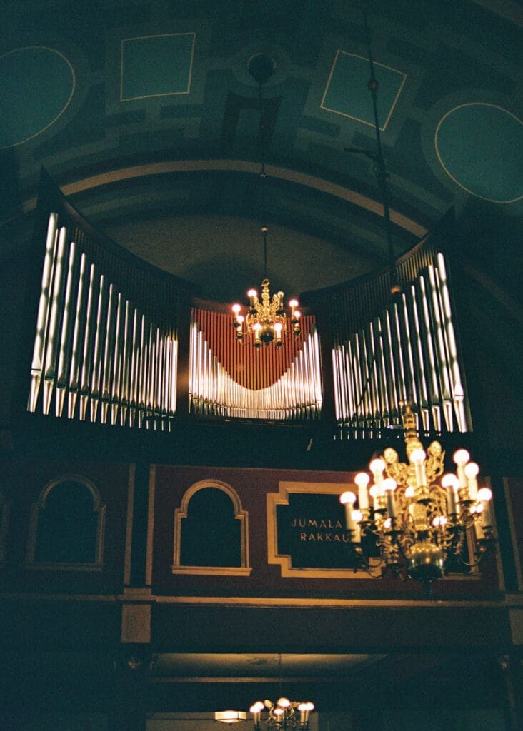 Historic church interior with organ and chandelier at Valkeala kirkko Finland, 35mm film wedding photography Miss Moody Photography | Valkealan kirkon sisätila urut ja kattokruunu, filmikuvaus hääkuvaaja Miss Moody Photography