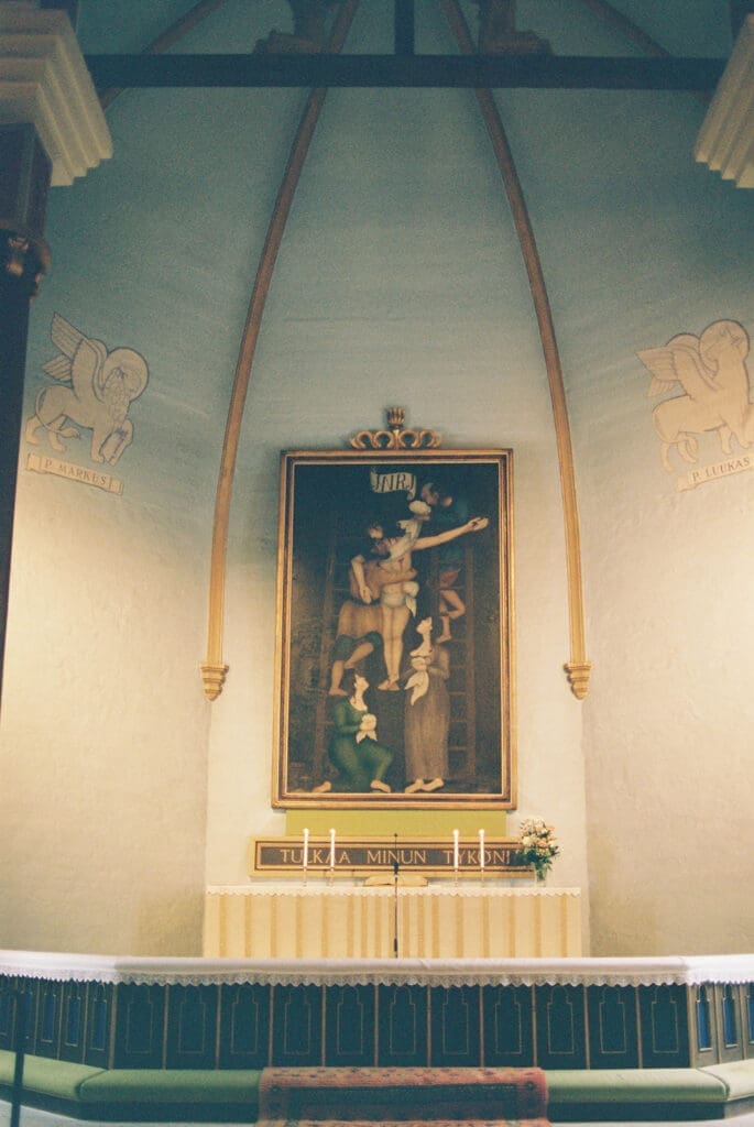 Valkeala kirkko altar with painting and chandelier, 35mm film photography Finnish wedding Miss Moody Photography | Valkealan kirkon alttari ja maalaus filmikuvattuna, hääkuvaaja Kymenlaakso Miss Moody Photography