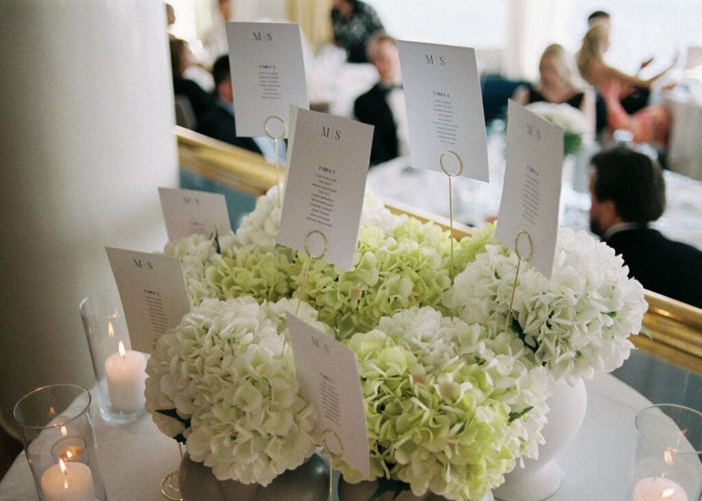 Wedding seating chart cards with M and S monogram in hydrangea arrangement at Kulosaari Casino Helsinki, film photography, Miss Moody Photography — Häiden paikkakortteja M ja S monogrammilla hortensia-asetelmassa Kulosaaren Casinolla Helsingissä, filmivalokuvaus, Miss Moody Photography