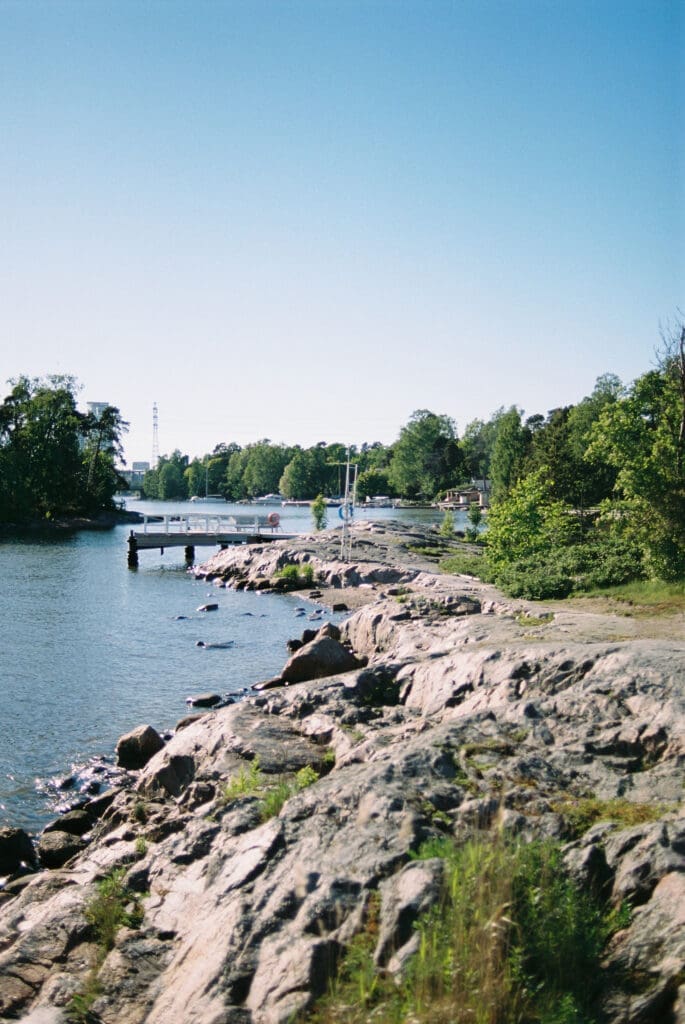 Helsinki archipelago coastline rocks and water near Kulosaari Casino wedding venue, film photography, Miss Moody Photography — Helsingin saariston rantakalliot ja vesi lähellä Kulosaaren Casinon häävenueta, filmivalokuvaus, Miss Moody Photography